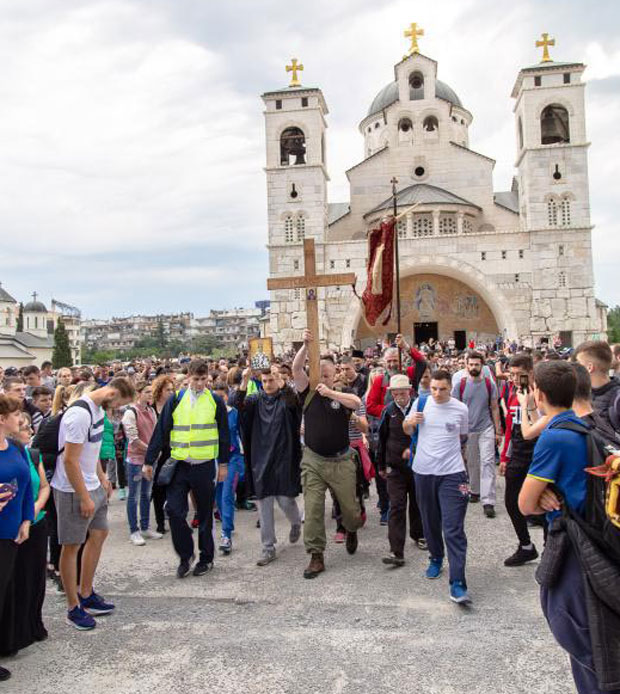 ХИЉАДЕ ХОДОЧАСНИКА ХРЛИ КА ОСТРОГУ: Пешке до исцелитеља